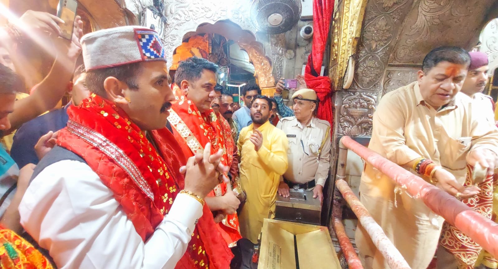 लोक निर्माण मंत्री ने श्री चिंतपूर्णी माता मंदिर में नवाया शीश