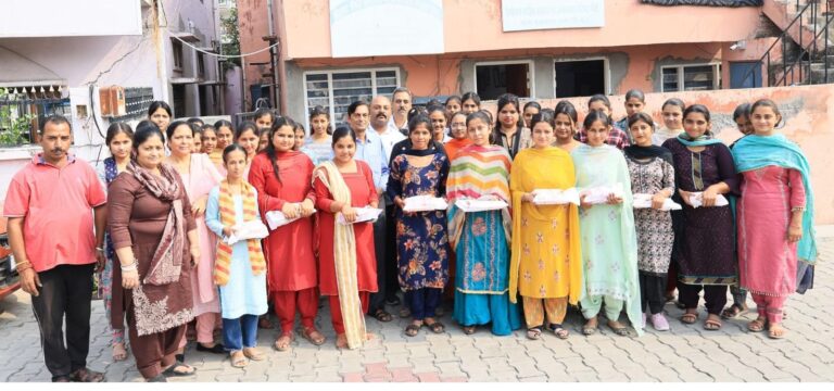 हिमोत्कर्ष संस्था ने छात्राओं को बांटी मिठाई