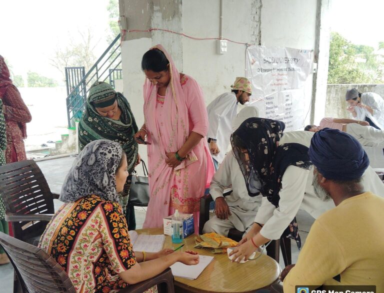 बद्दी यूनिवर्सिटी ने सल्लेवाल में  लगाया नि:शुल्क फिजियोथेरेपी शिविर