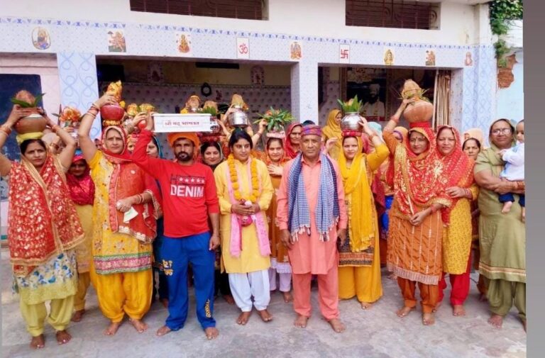 दुलेहड़ में श्रीमद भागवत कथा के शुभारंभ पर शोभा यात्रा 