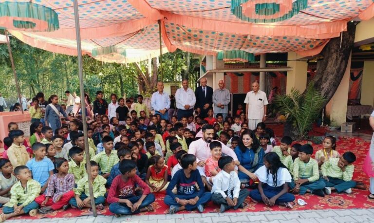 डी सी ऊना ने प्रवासी बच्चों संग मनाई दिवाली 