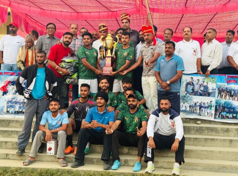 फुटबाल खेल विजेता बनी सलोह टीम