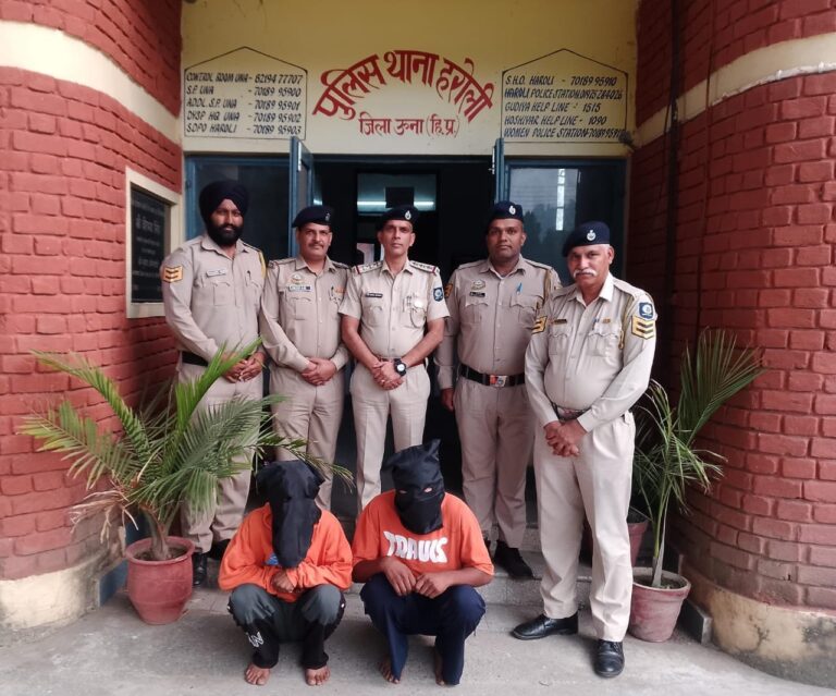 चाकू की नोक पर युवती से मोबाइल छीनने के दो आरोपी पंजाब से गिरफ़्तार