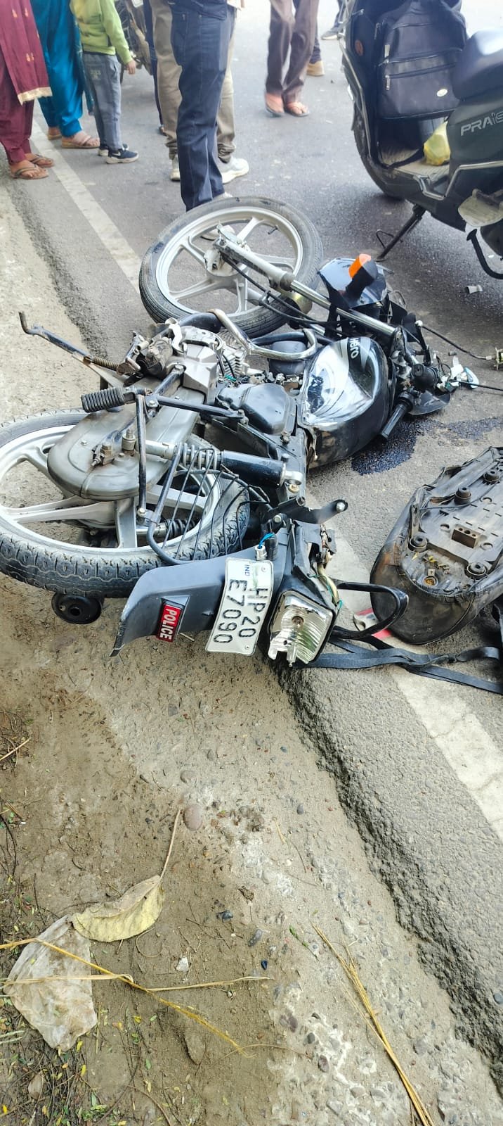 स्कूल बस बाइक टक्कर, दो भाइयों की दुखद मौत