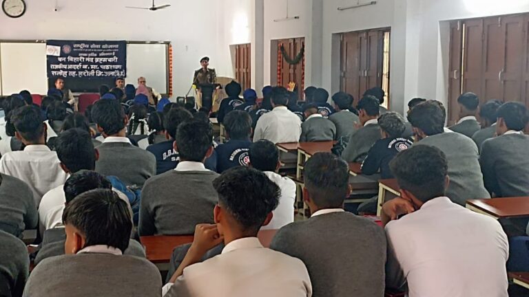 सलोह के सीनीयर स्केंडरी स्कूल के एनएसएस शिविर में वतौर मुख्य अतिथि पहुंचे थाना प्रभारी सुनील