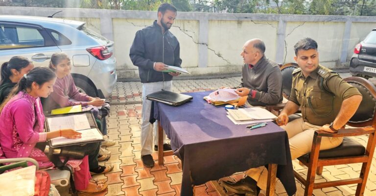 बंगाणा वन विभाग कार्यालय में वन मित्र बनने के लिए साक्षात्कार देने पहुंचे 30 अभ्यार्थी