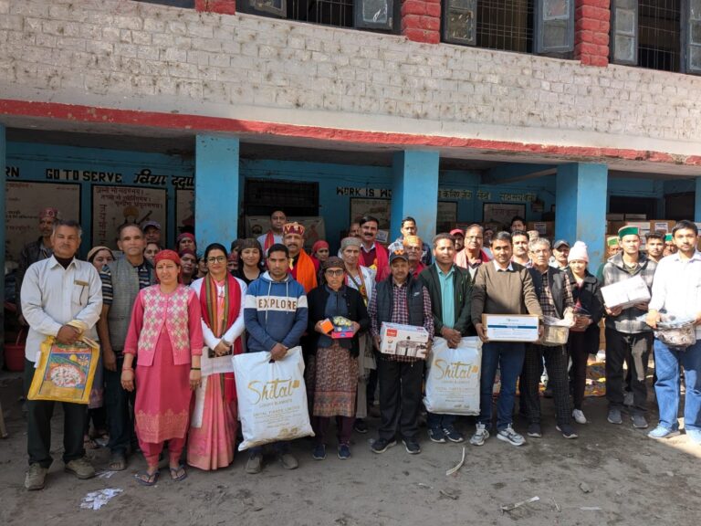 भारत विकास परिषद शाखा बद्दी ने समेज गांव में बाढ़ आपदा पीड़ितों को राहत सामग्री बांटी