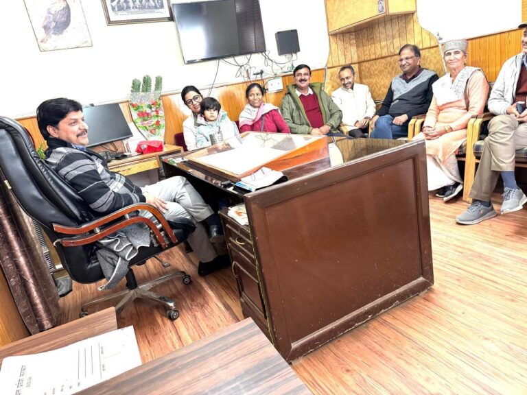 समेज गांव में राहत सामग्री बांटने वाली टीम का एसडीएम ठियोग ने किया स्वागत
