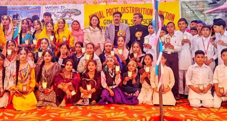 कुटलैहड़ के कुरियाला ओर अरलू स्कूल में रही वार्षिक पारितोषिक की धूम, पत्नि सहित मुख्यातिथि पहुंचे विधायक विवेक शर्मा