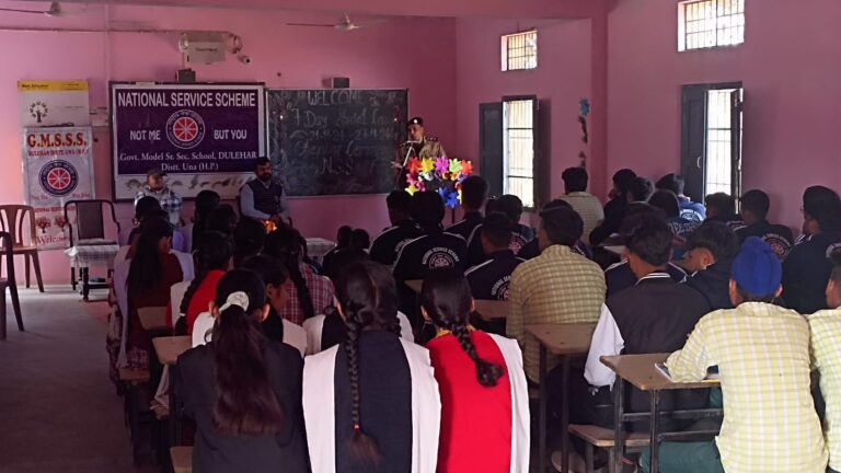 दुलैहड सीनीयर सकेंडरी स्कूल में सात दिवसीय एनएसएस कैंप में थाना प्रभारी सुनील साख्यान ने की शिरकत