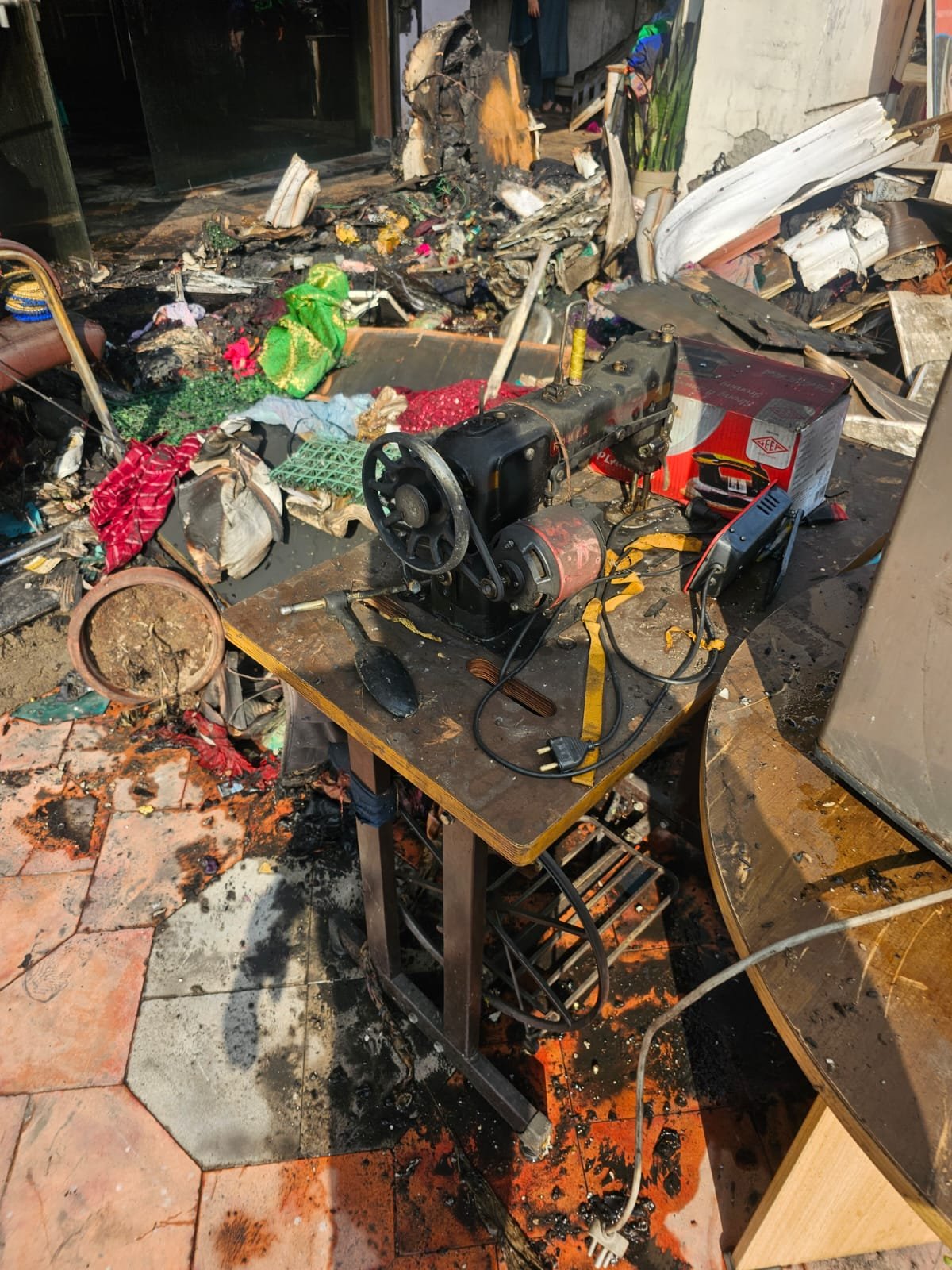 साई रोड़ बददी पर शॉट सर्किट से बुटीक हुआ राख