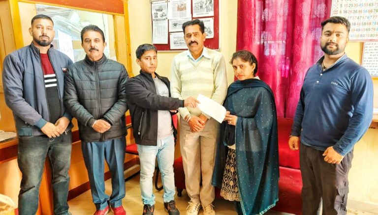 बंगाणा के  मकरैड के स्व महिंद्र सिंह को पीएम जीवन बीमा के मिले दो लाख