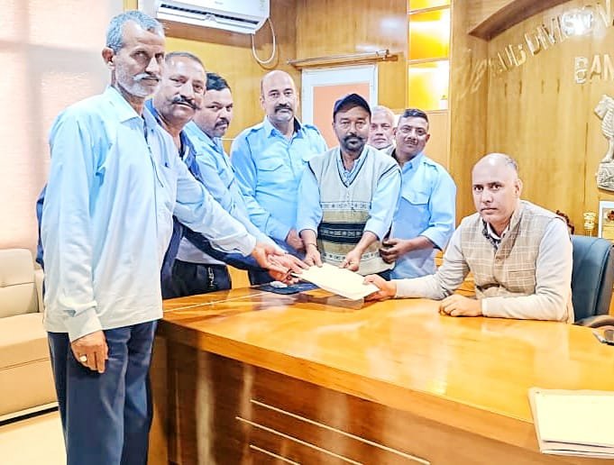 लोकसभा चुनावों में चुनाव आयोग के साथ लगी टैक्सी गाड़ियों की अदायगी न होने पर एसडीएम को दिया ज्ञापन