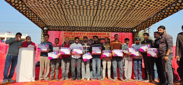 बद्दी में जिंदल इंडस्ट्रीज ने दोपहिया वाहन चालकों को निशुल्क बांटे सैंकड़ों हल्मेट