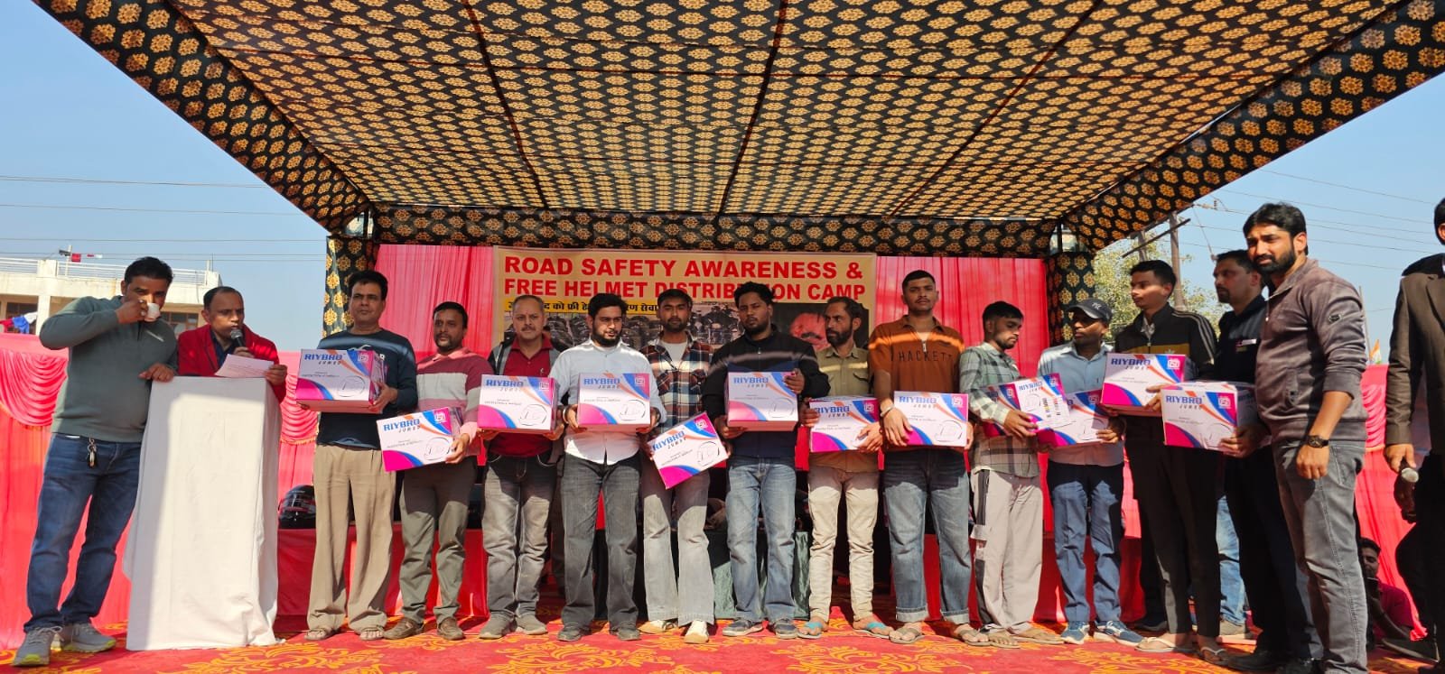 बद्दी में जिंदल इंडस्ट्रीज ने दोपहिया वाहन चालकों को निशुल्क बांटे सैंकड़ों हल्मेट