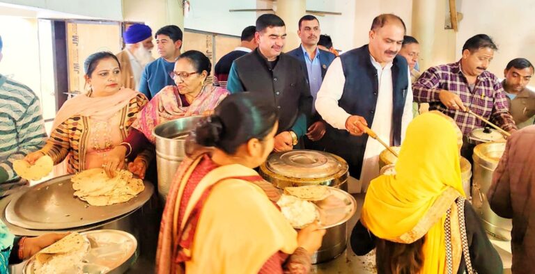 भाजपा नेता दविंदर भुट्टो ने माता की प्रथम पुण्यतिथि पर ऊना में गुरु के लंगर में की सेवा