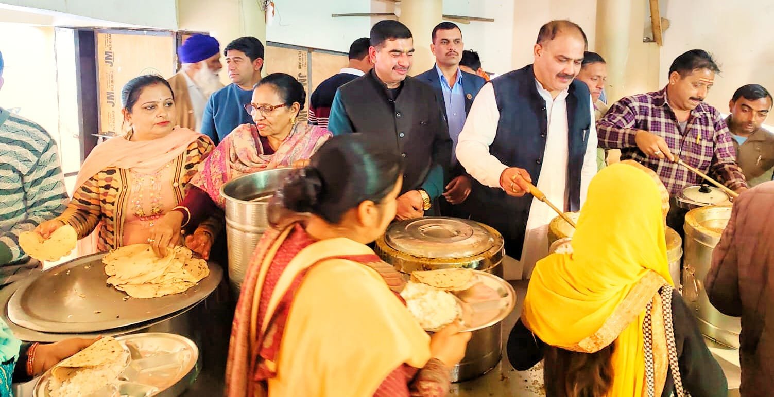 भाजपा नेता दविंदर भुट्टो ने माता की प्रथम पुण्यतिथि पर ऊना में गुरु के लंगर में की सेवा
