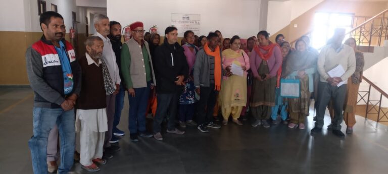 नगर निगम में शामिल किए जाने पर रामपुर निवासीयों ने विरोध जताया