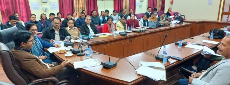 पीएम आदर्श ग्राम योजना में 23 गांवों के विकास पर खर्चे जा रहे 3.59 करोड़ एडीसी