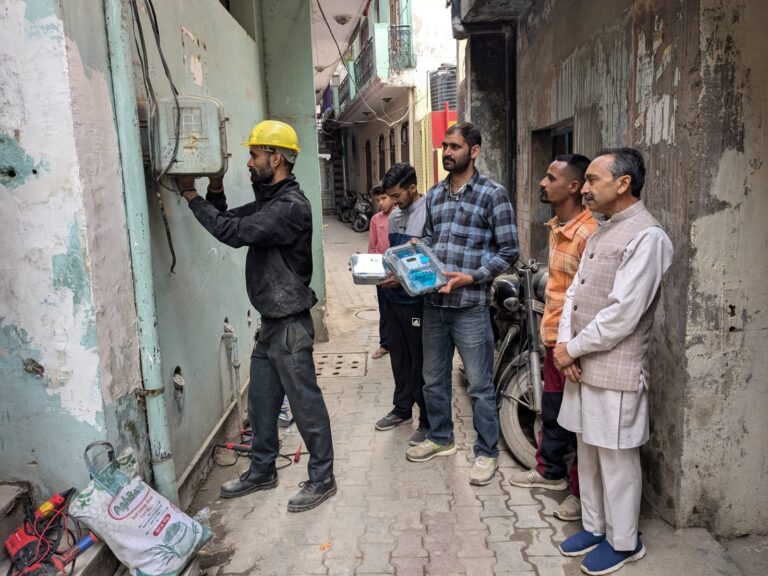 बद्दी डिविजन में रविवार को 105 उपभोक्ताओं के नए मीटर लगाए गए