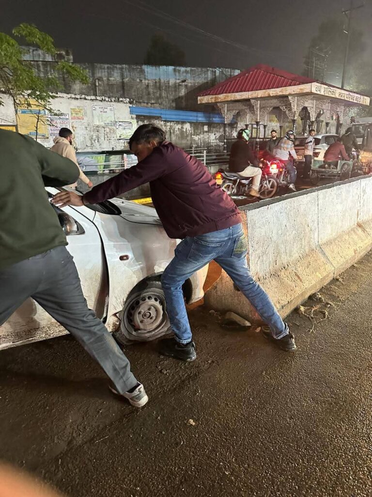 रोड ओर लगे डिवाडर दे रहे हादसों को न्योता