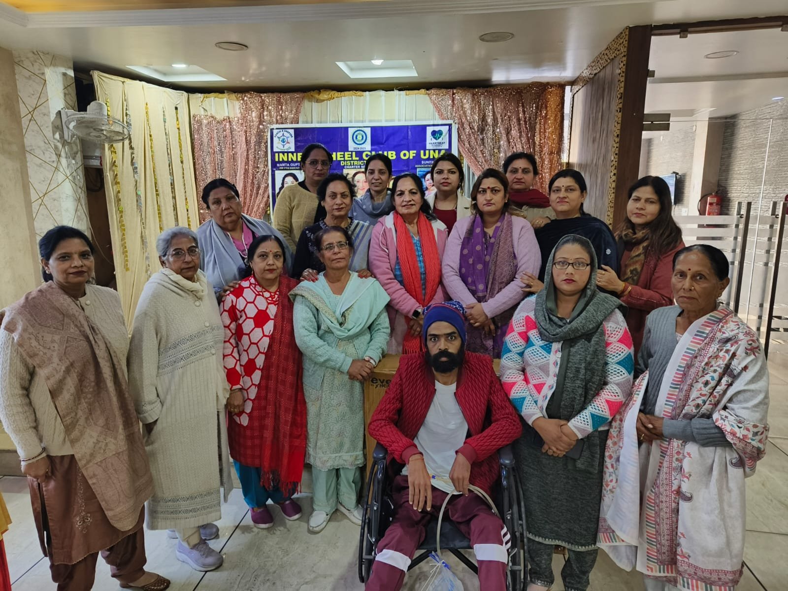 इन्नर व्हील क्लब ने जरूरतमंद व्यक्ति को दी व्हील चेयर