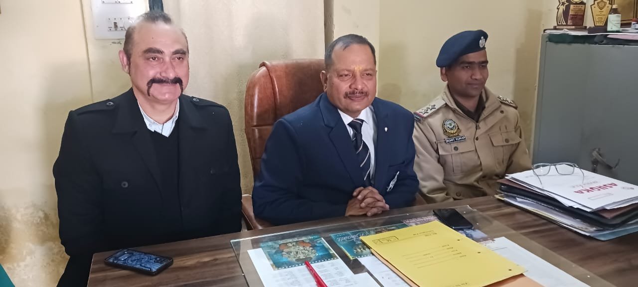  पुलिस ने 344 पेटी अवैध शराब, ट्रक में लोड करते हुए चार लोगों को पकड़ा