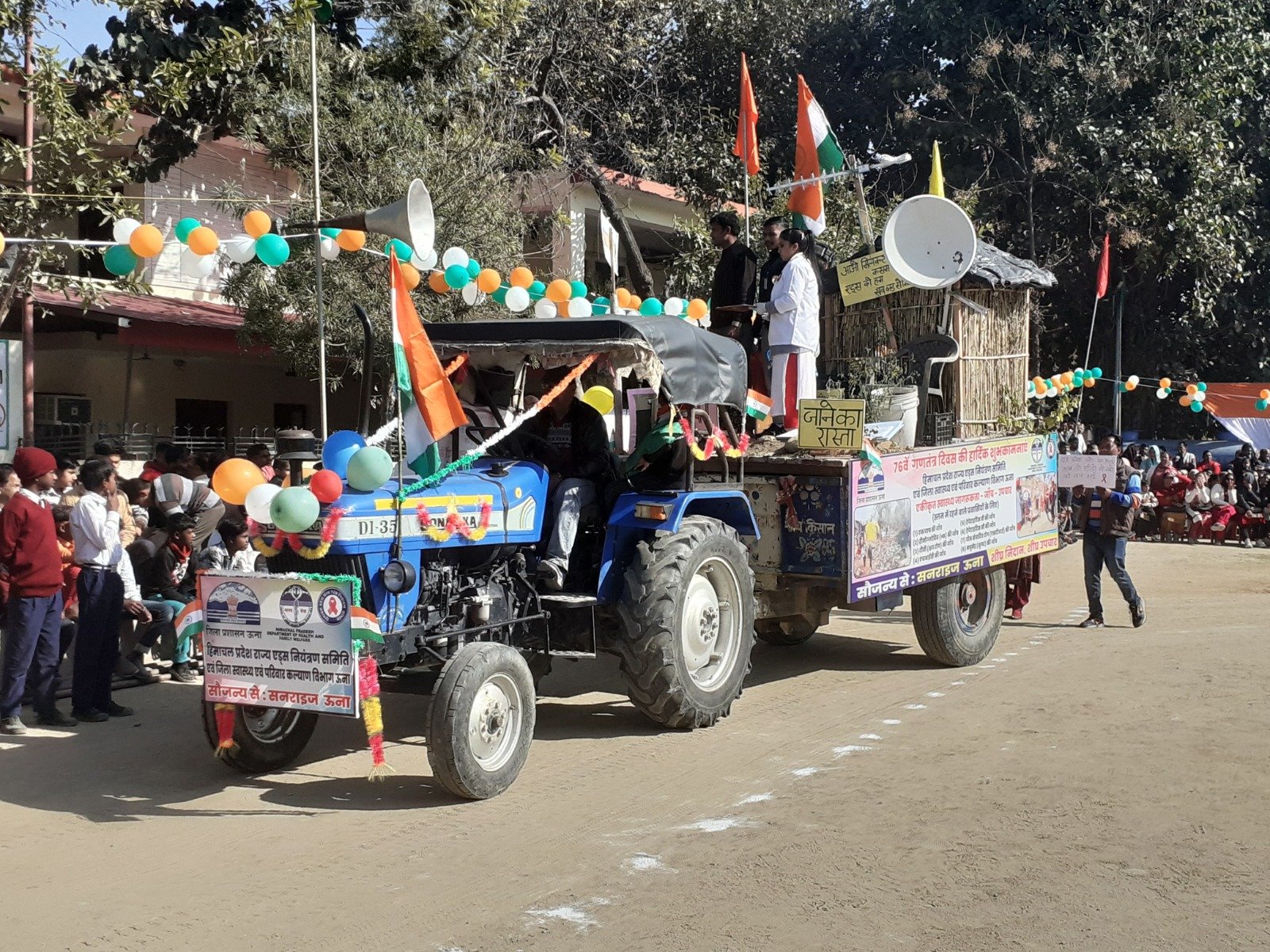 आधुनिक शिक्षा केन्द्र को दिखाते हुए गणतंत्र दिवस पर निकाली झांकी रही आकर्षण का केंद्र