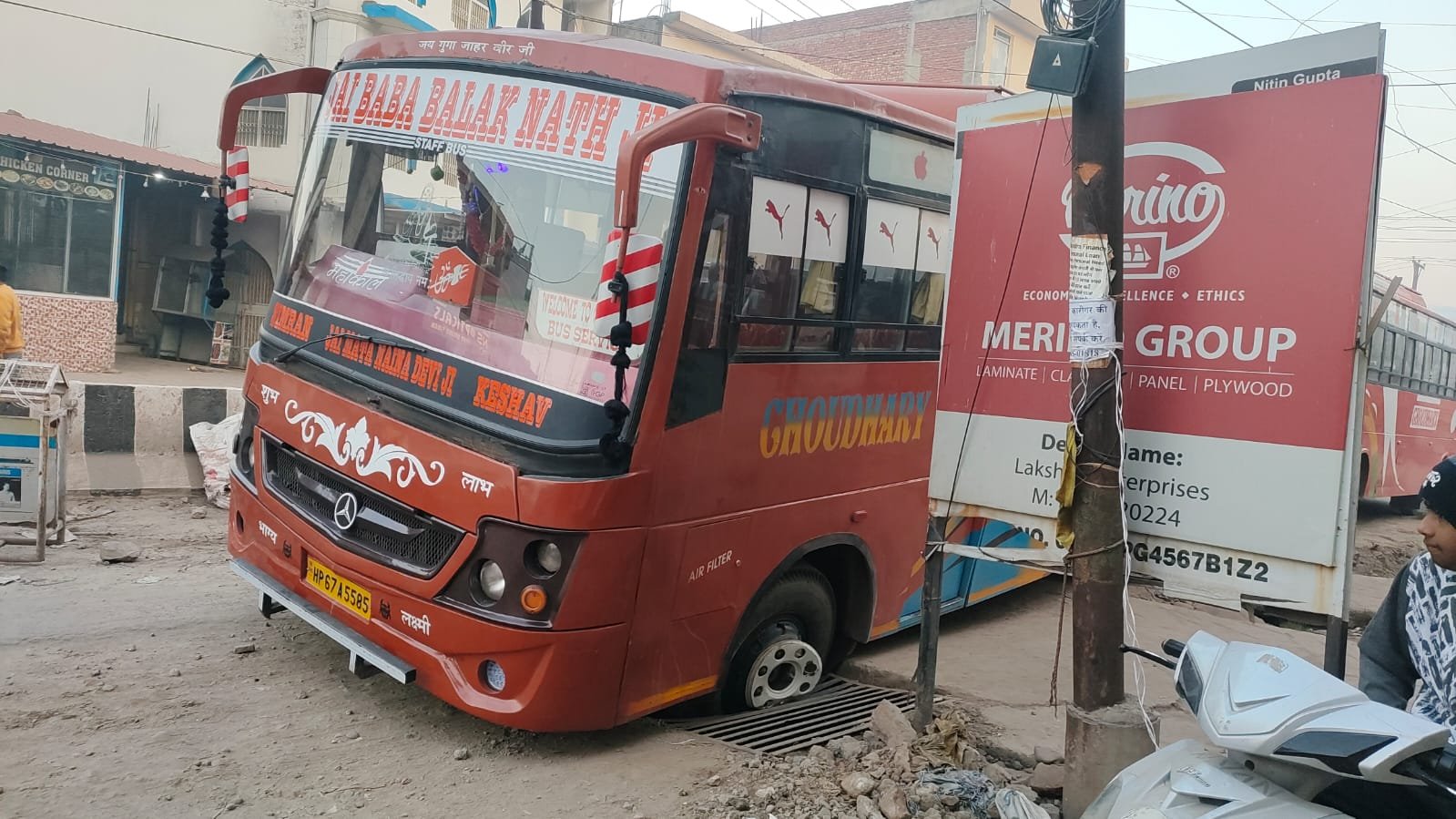 साई मार्ग पर फिर टूटा चैंबर, लगा लम्बा जाम