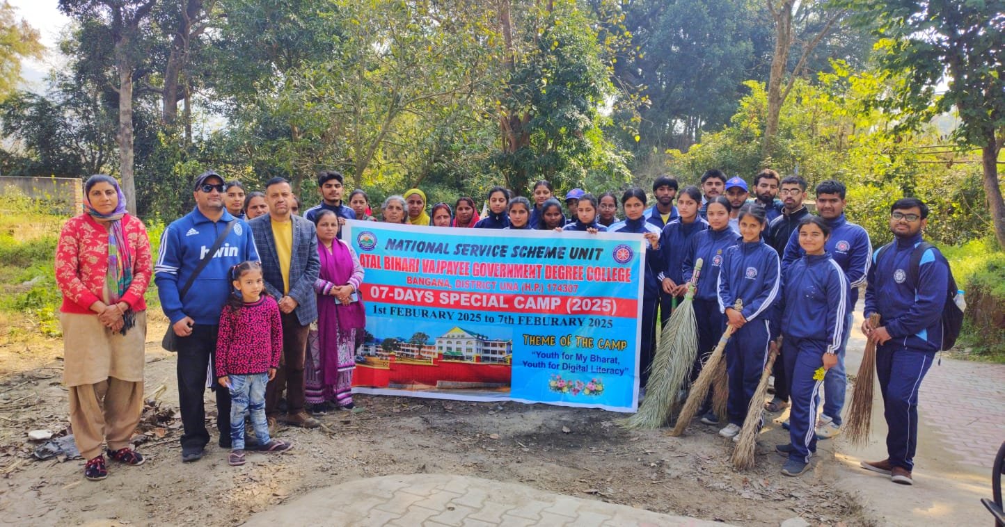 महाविद्यालय बंगाणा में विशेष शिविर के दूसरे दिन की शुरुआत योगाभ्यास से हुई