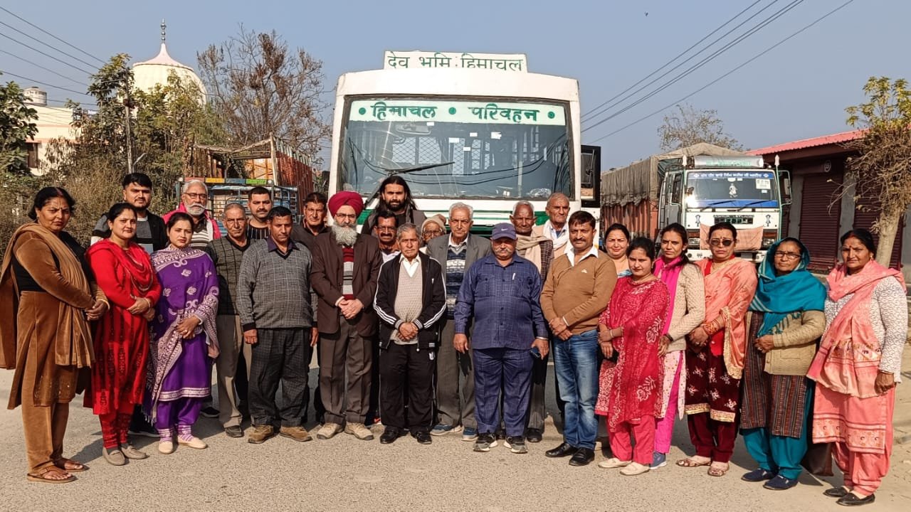 किसानों के दल को हरी झंडी दिखाकर रवाना किया