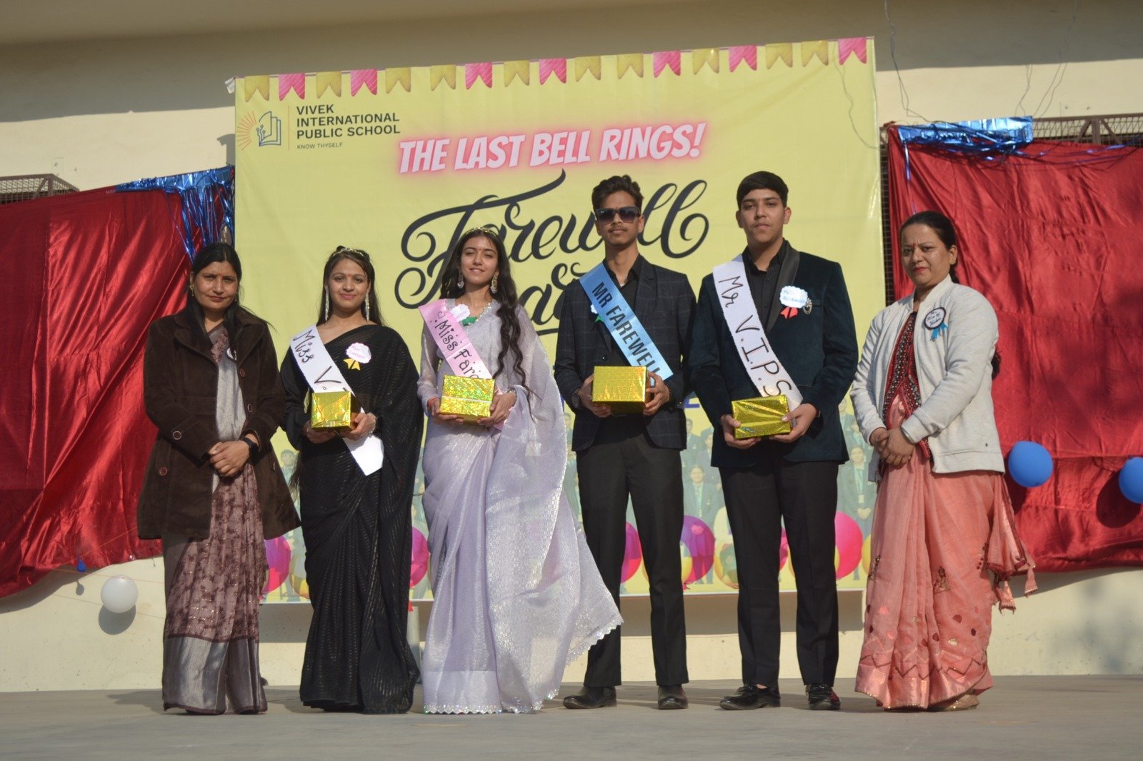 Vivek International School में जूनियरों ने अपने सीनियरों को दी Farewell Party