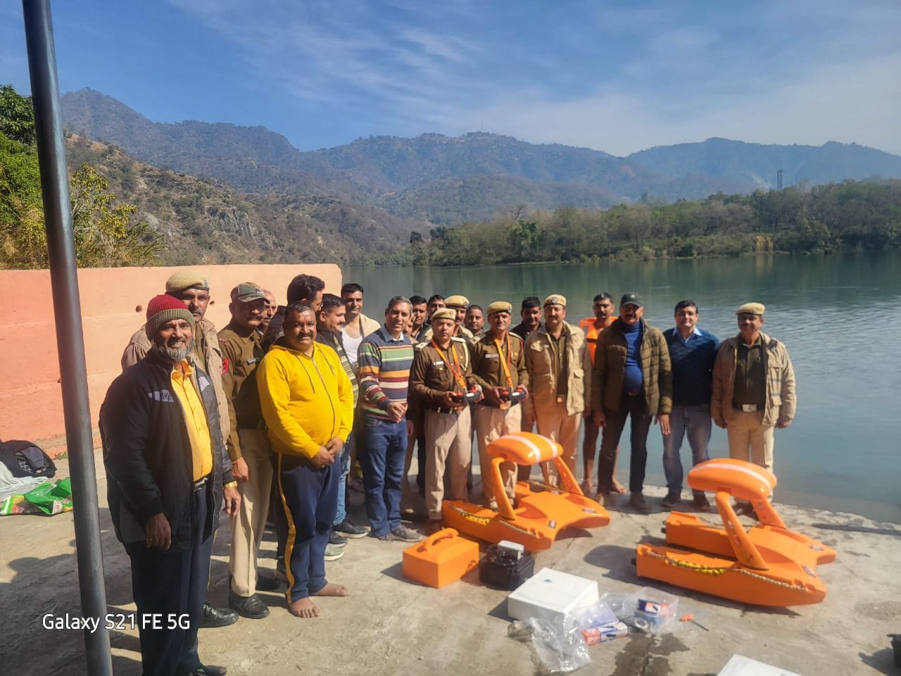 ऊना के ब्रह्मोटी मंदिर घाट पर रिमोट संचालित लाइफबॉय उपकरणों का रेस्क्यू प्रदर्शन