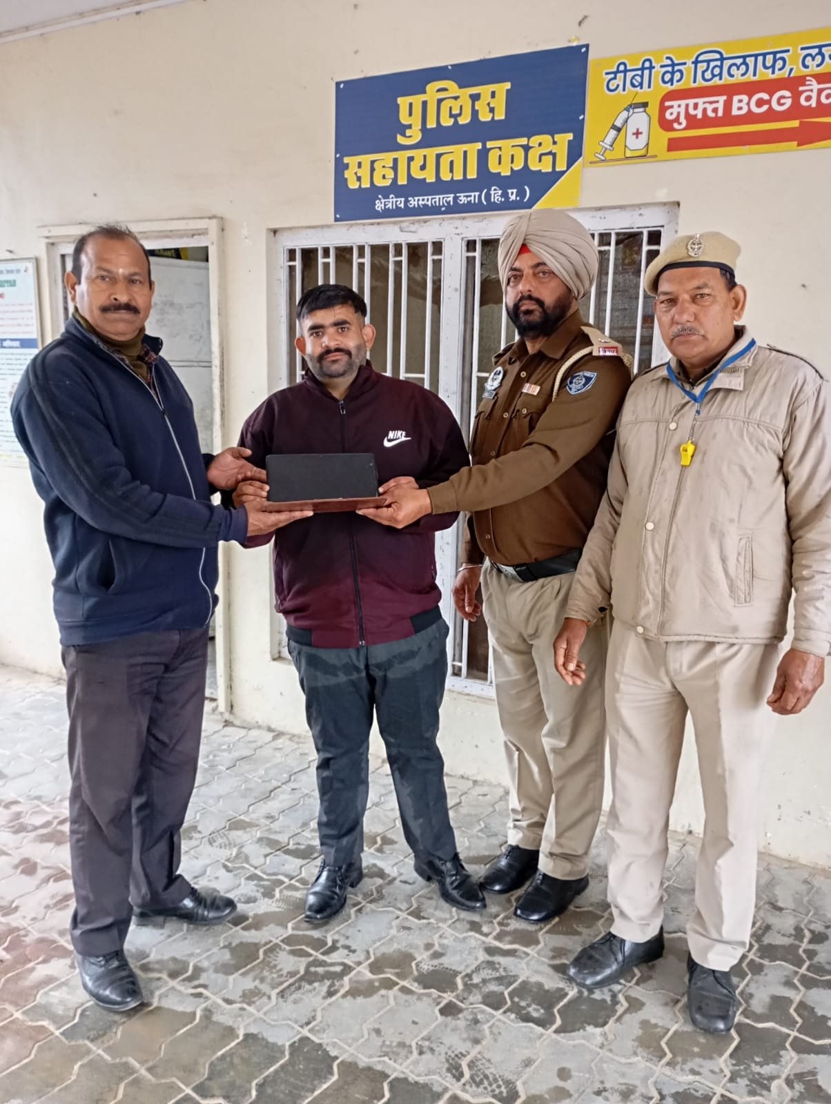 Himachal News : होमगार्ड ने लैपटॉप सौंप दिखाई ईमानदारी