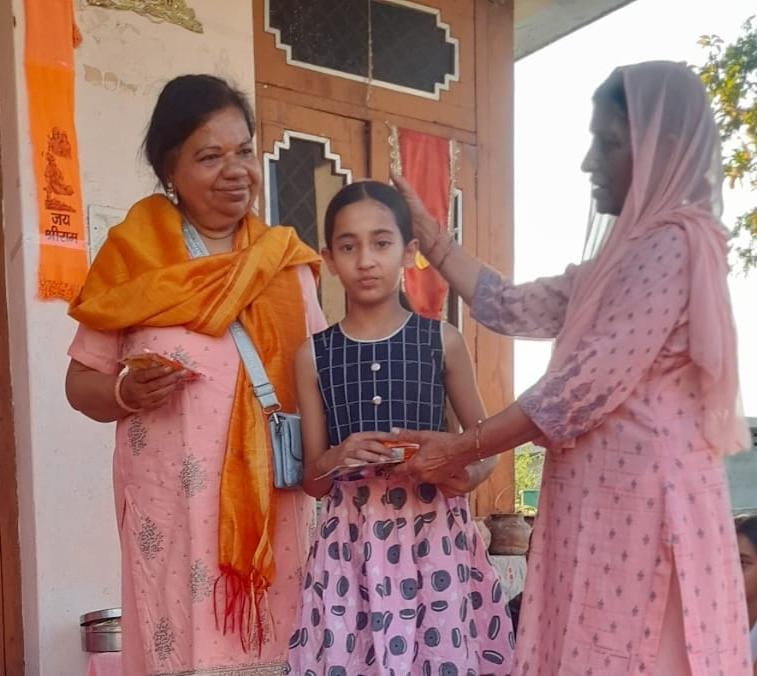 श्री राम के जन्मदिवस पर स्टूडेंट्स को बांटे उपहार
