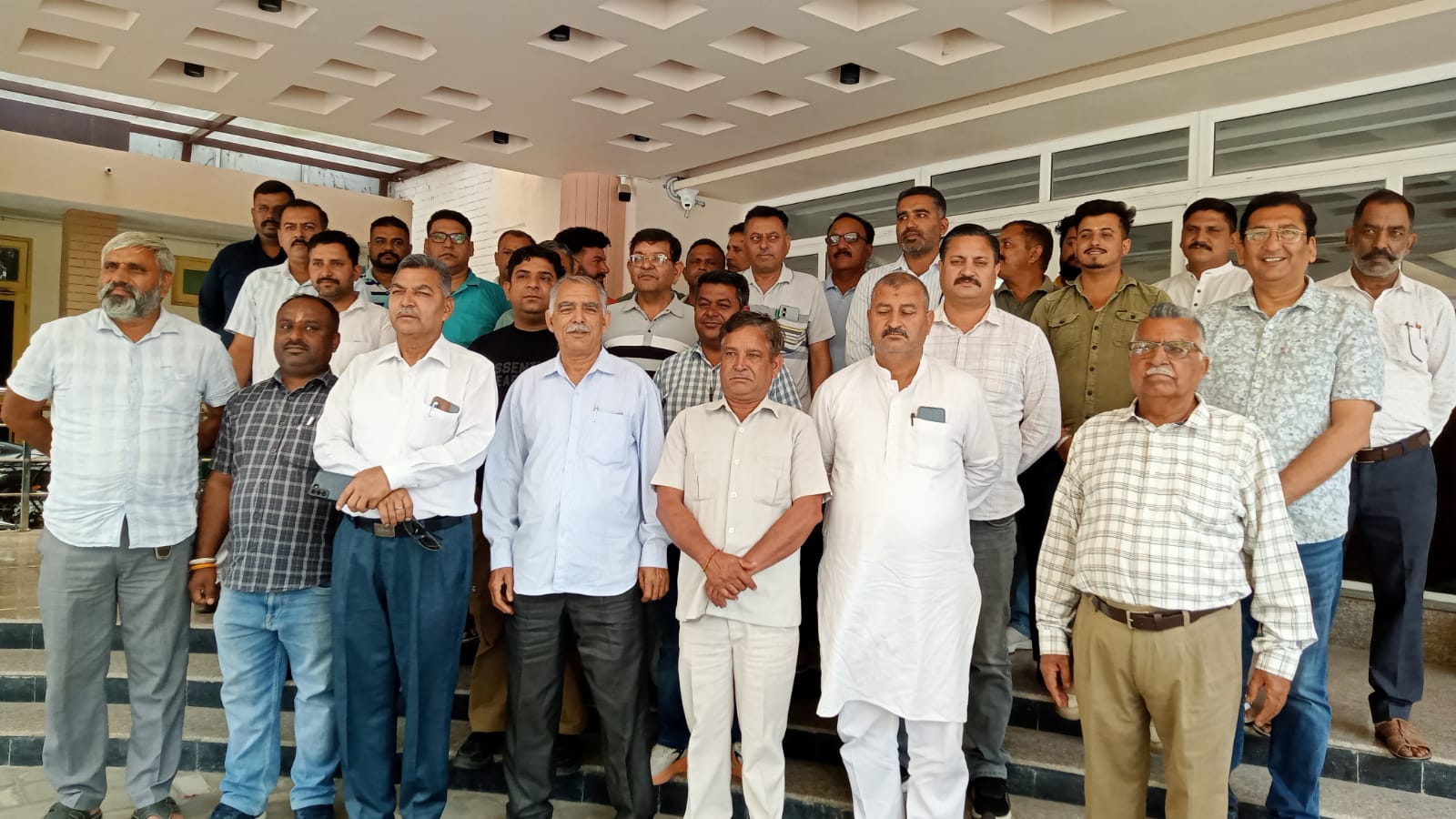 सरकार ठेकेदारों की पेमेंट न देकर उनके साथ खिलवाड़ कर रही: अशोक ठाकुर