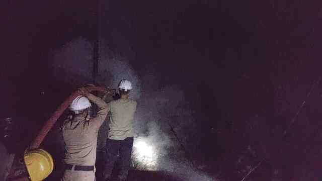कबाड़ के भंडार में आग लगने से लाखों का नुकसान कबाड़ के भंडार में आग लगने से लाखों का नुकसान