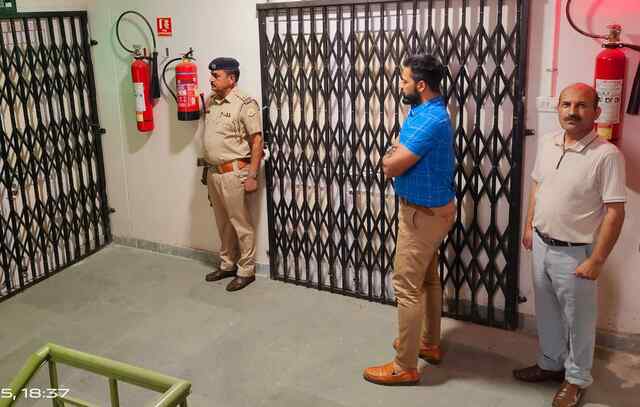 उपायुक्त ने ईवीएम और वीवीपैट मशीनों के वेयर हाउस का किया निरीक्षण
