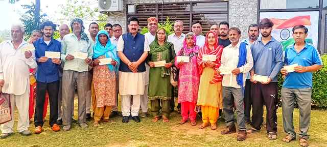 विधायक ने कुटलैहड़ के 61 परिवारों को बांटे 7.65 लाख रुपये के आर्थिक सहायता के चैक