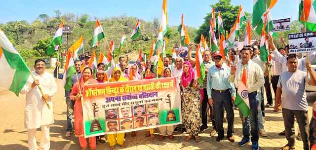 थाना कलां में निकली तिरंगा यात्रा, भारतीय सेना के समर्थन में लगे नारे