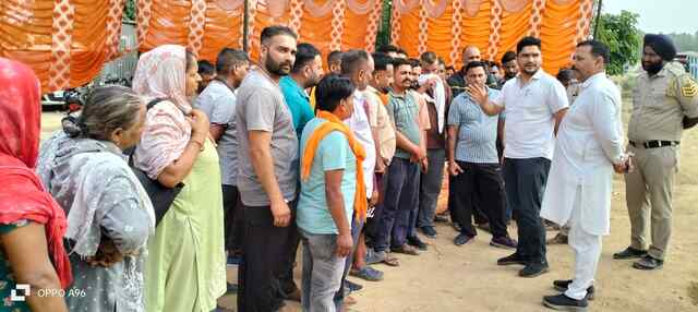 उधोग प्रबंधन ने विवाद के चलते कर दी तालाबंदी: कामगारों को निलंबन का नोटिस,कामगारों का संघर्ष तेज़