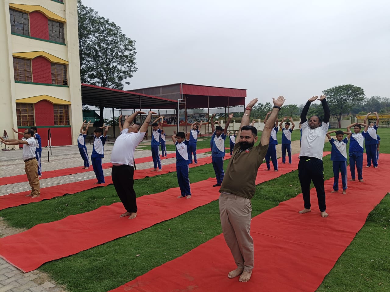 वशिष्ट पब्लिक स्कूल में अंतर्राष्ट्रीय योग दिवस पर विशेष योग सत्र का आयोजन