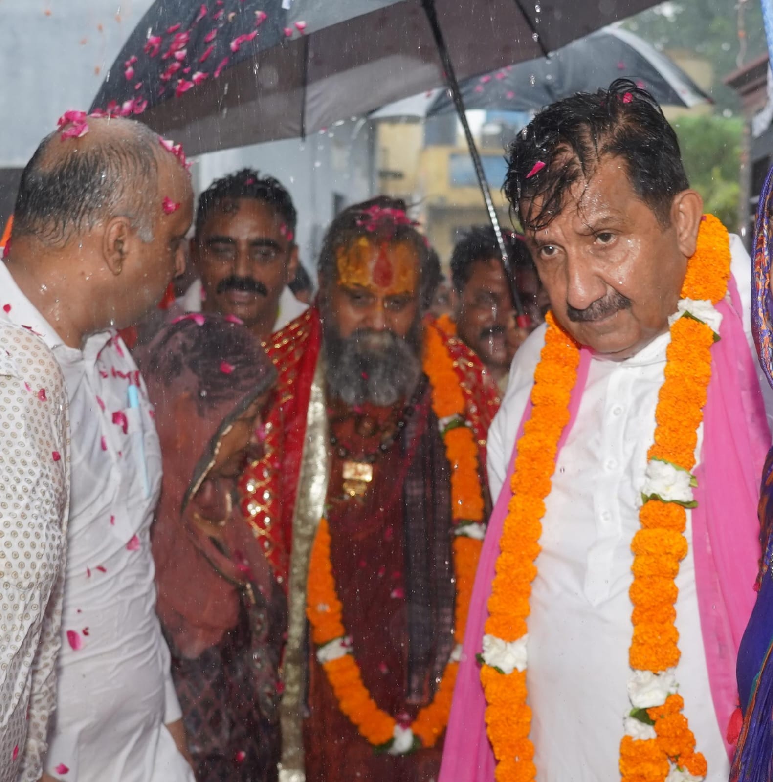 उपमुख्यमंत्री मुकेश अग्निहोत्री ने किया पूज्य स्वामी राजेंद्र दास जी महाराज का भव्य स्वागत