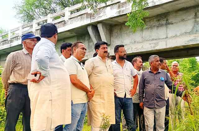कुटलैहड़ में भारी बारिश से हुई तबाही पर विधायक ने किया विभिन्न जगहों का दौरा, नुकसान का लिया जायजा