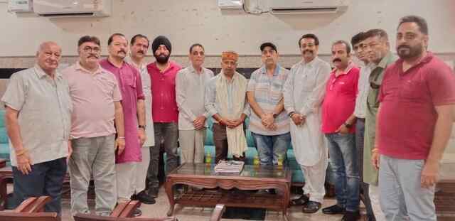 व्यापारियों ने छुट्टी के दिन मॉल्स, ब्रांडेड शोरूम खुले रहने पर जताया ऐतराज़