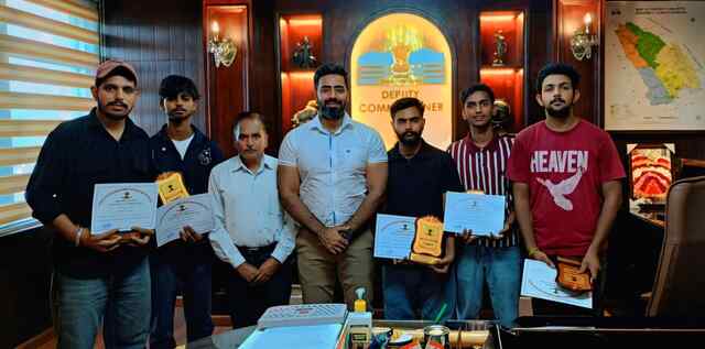 युवाओं ने रोपे 250 पौधे, उपायुक्त जतिन लाल ने किया सम्मानित