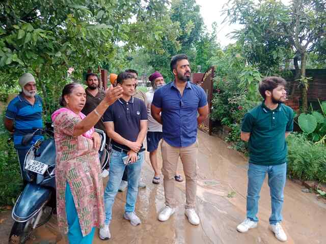भारी वर्षा के बीच शहरवासियों की त्वरित सहायता के लिए पूरी तत्परता से जुटी हैं नगर निगम ऊना की टीमें