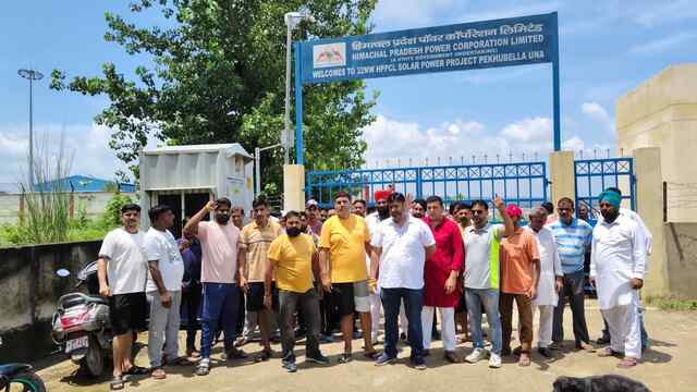 भाजपा ने पेखूबेला सौर ऊर्जा प्रोजैक्ट के बाहर धरना प्रदर्शन किया