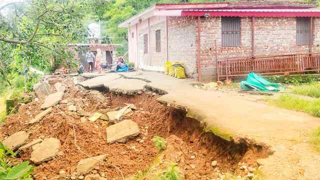 कुटलैहड़ के पलाहटा के कड़थौली गांव में भारी बारिश से गिरा डंगा,रिहायशी मकान को खतरा