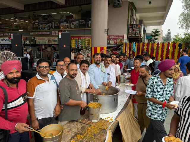 सावन माह के अंतिम सोमवार पर जिला ऊना निजी बस ऑपरेटर सोसाइटी द्वारा भंडारे का भव्य आयोजन